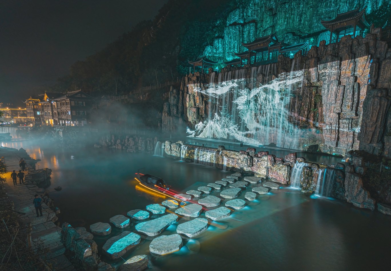 山水实景夜游光影步道与崖壁投影