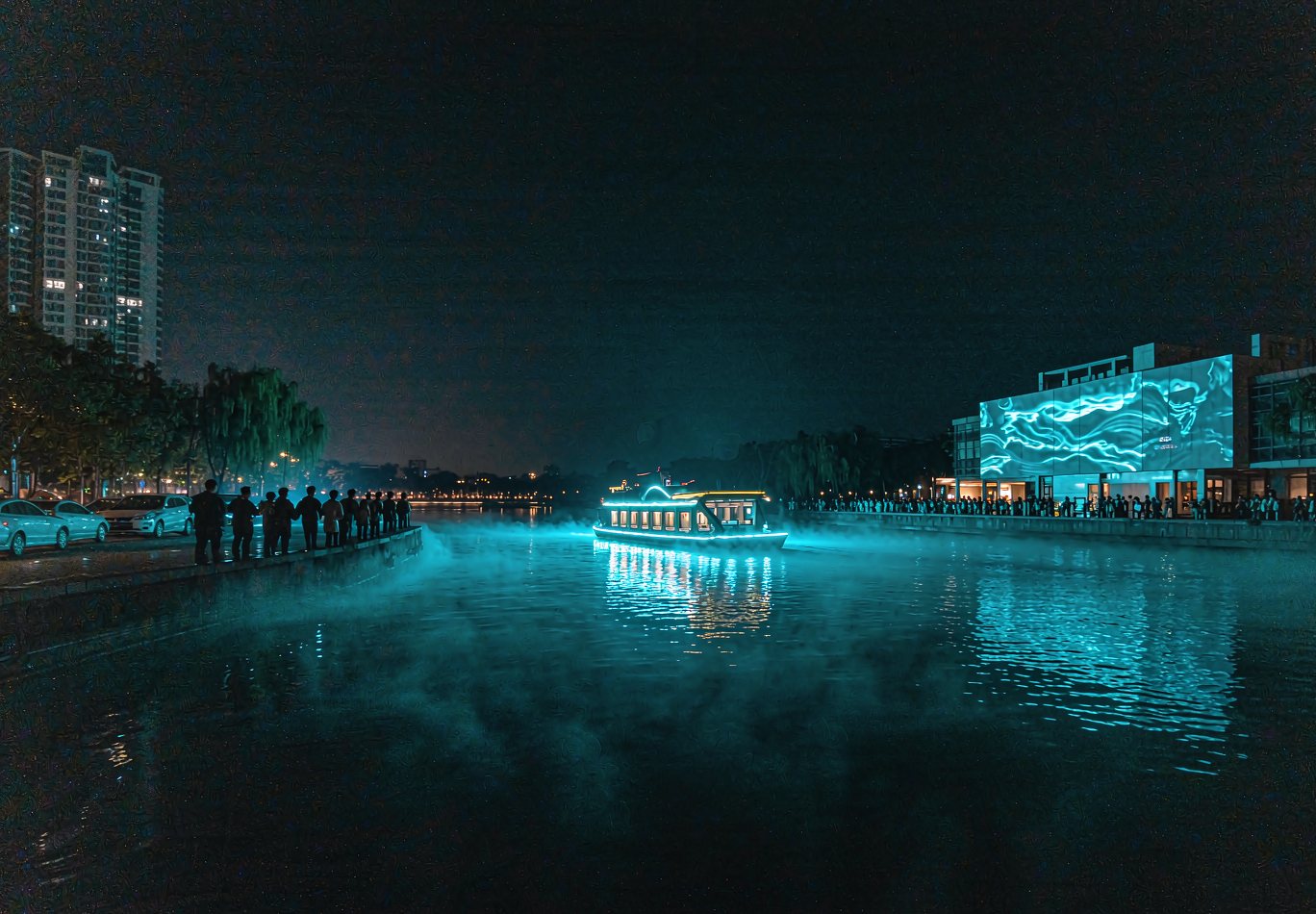 夜色中河道上的观光游船与两岸建筑投影