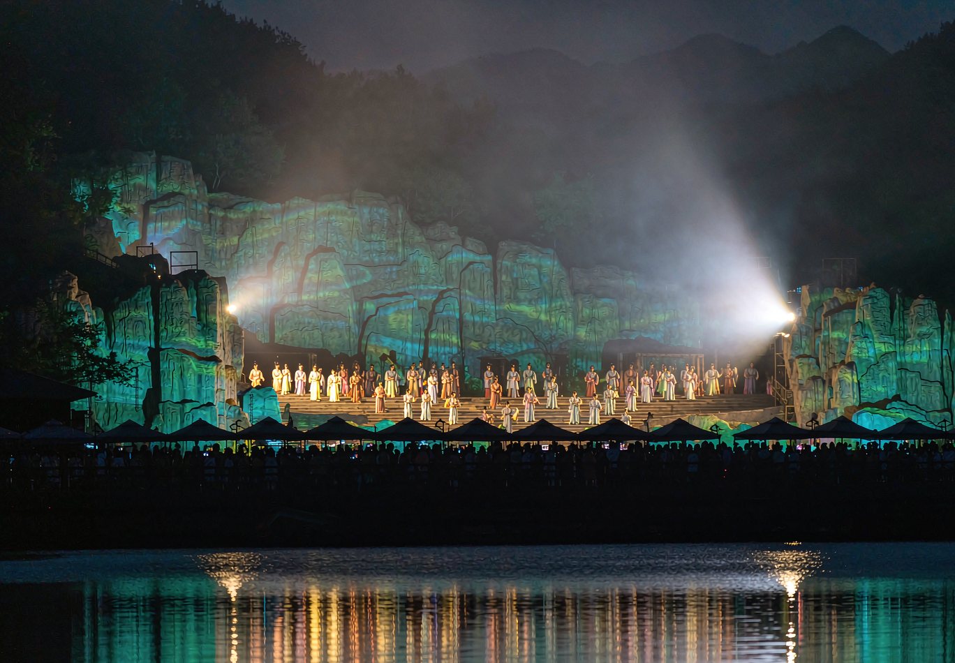 山水实景演出夜场与山体投影