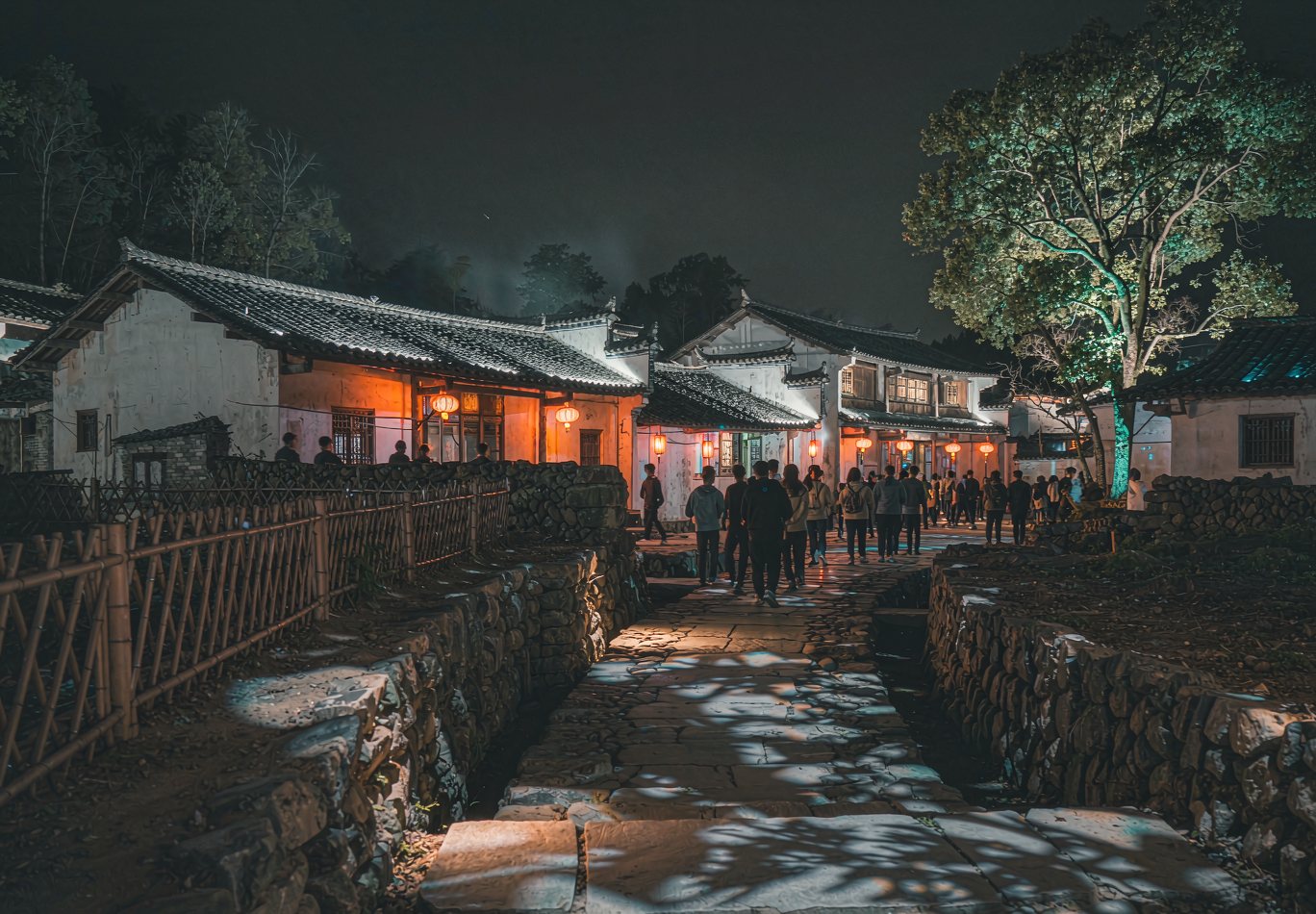 乡村夜游村口的红灯笼与青色洗树灯